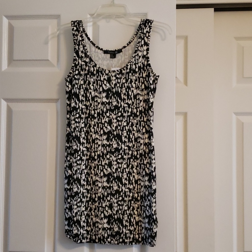 Black/white patterned dress